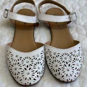 Celia Girl’s White Floral Cutout Dress Shoes Size 3
